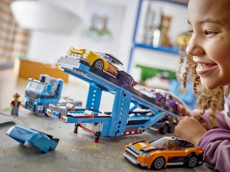 Блоковий конструктор LEGO City Вантажівка-транспортер зі спортивними авто (60408) 613318 фото