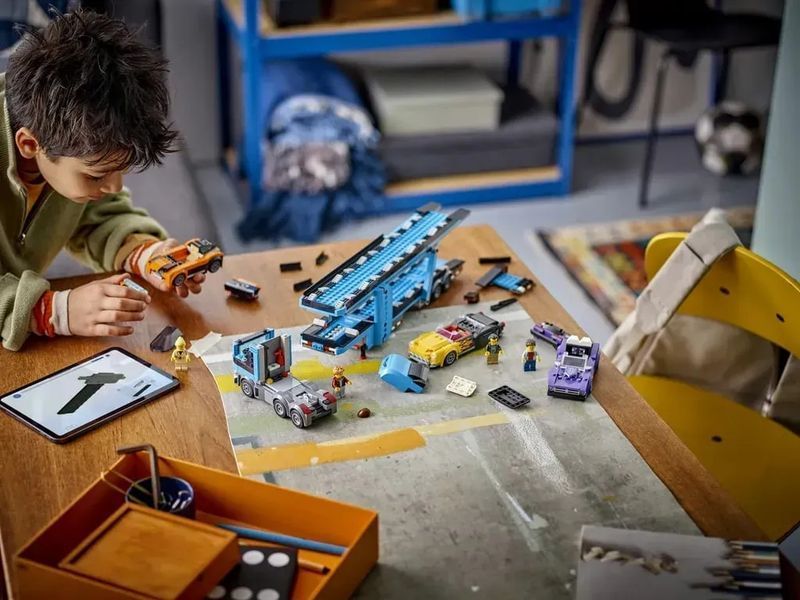 Блоковий конструктор LEGO City Вантажівка-транспортер зі спортивними авто (60408) 613318 фото