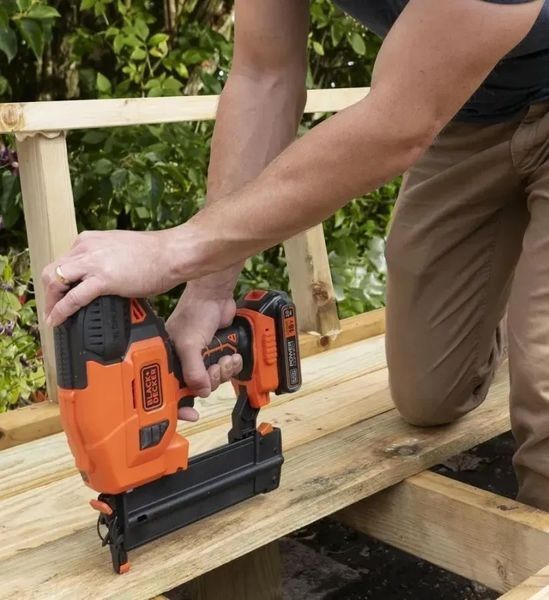 Пістолет цвяхозабивний Black+Decker BCNG01N 530157ua фото