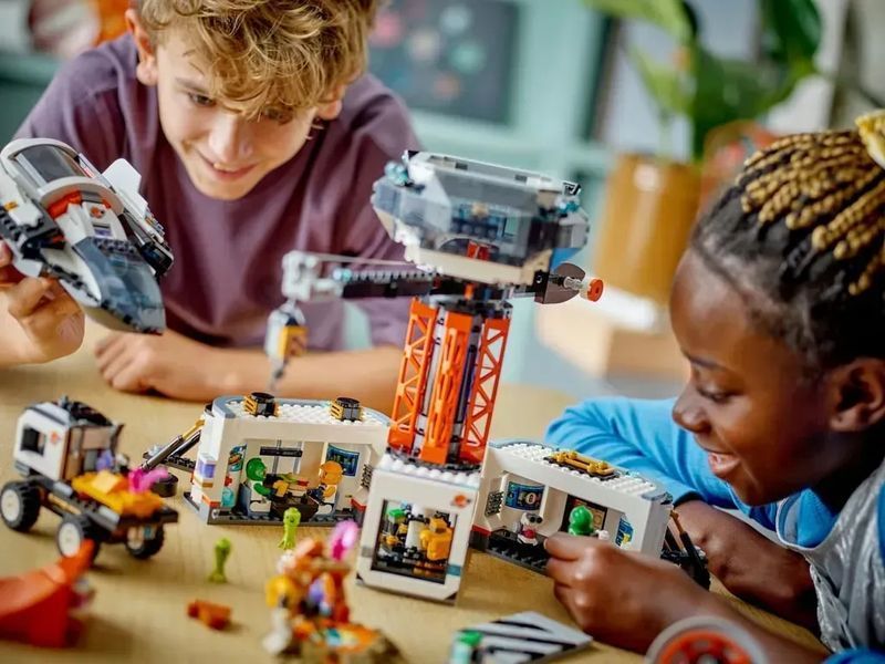 Блоковий конструктор LEGO City Космічна база й стартовий майданчик для ракети (60434) 613401 фото