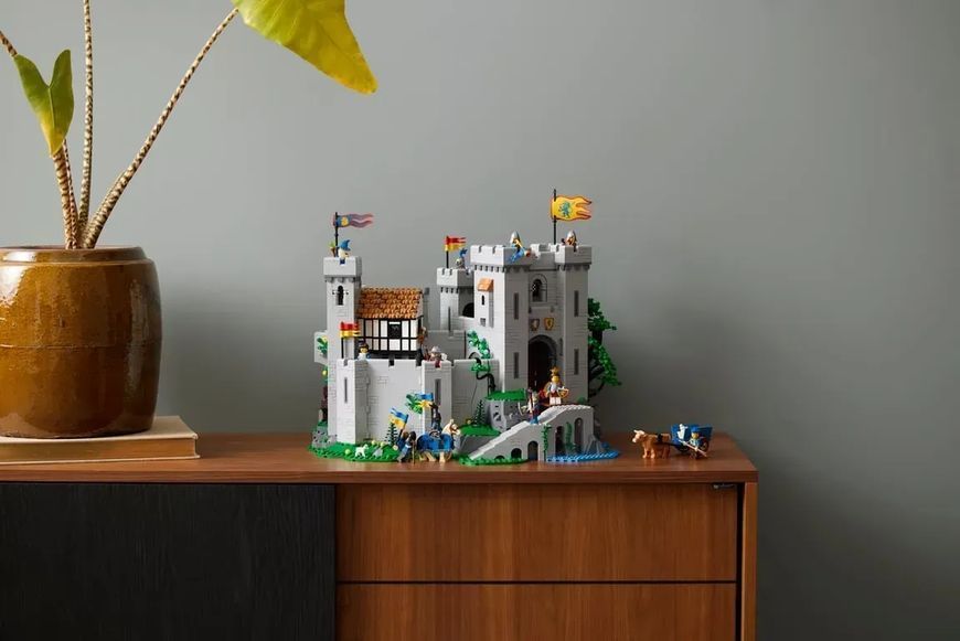 Блоковий конструктор LEGO Icons Замок левових лицарів (10305) 613528 фото