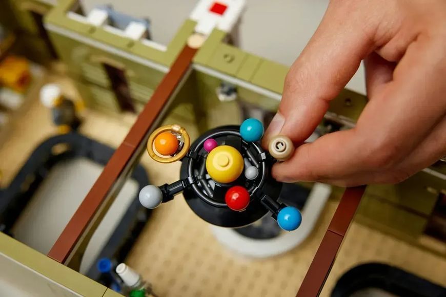 Блоковий конструктор LEGO Icons Музей природної історії (10326) 613508 фото