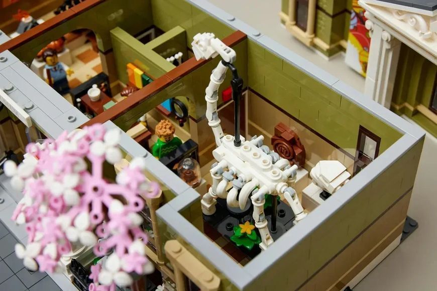 Блоковий конструктор LEGO Icons Музей природної історії (10326) 613508 фото
