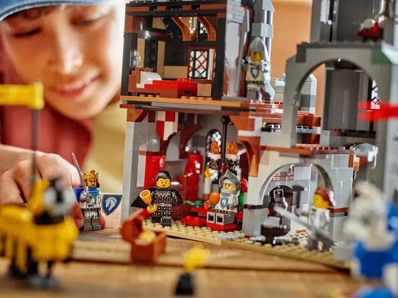 Блочный конструктор LEGO Creator Средневековый замок с рыцарем на коне (31168) 613375 фото
