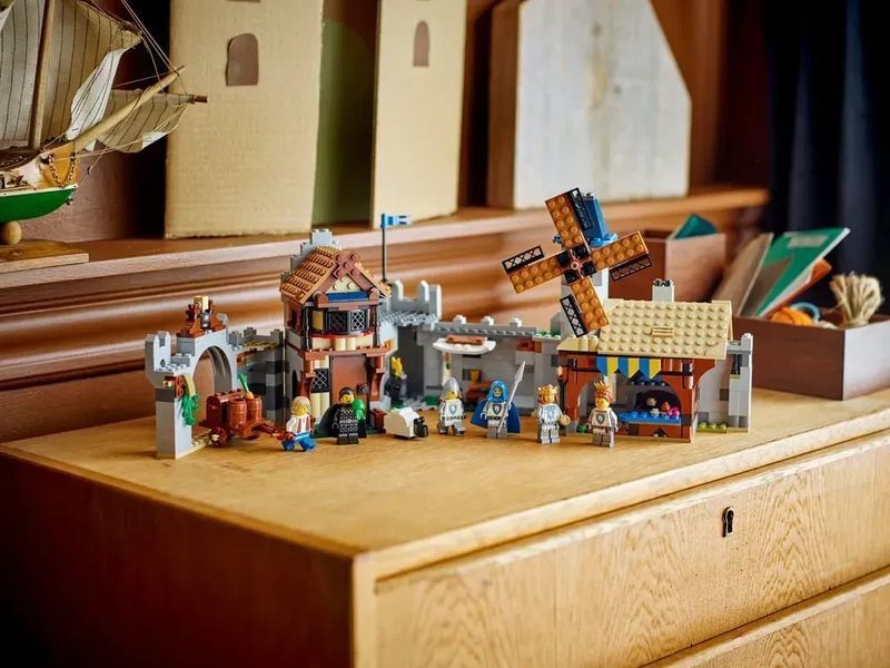 Блочный конструктор LEGO Creator Средневековый замок с рыцарем на коне (31168) 613375 фото