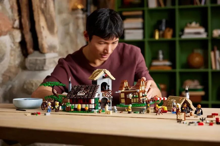 Блоковий конструктор LEGO Icons Середньовічна міська площа (10332) 613500 фото