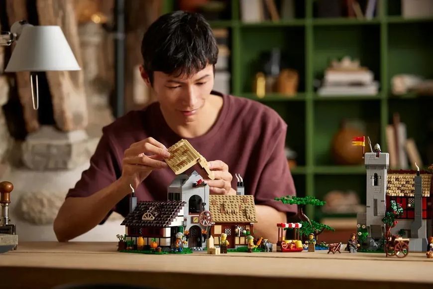 Блоковий конструктор LEGO Icons Середньовічна міська площа (10332) 613500 фото