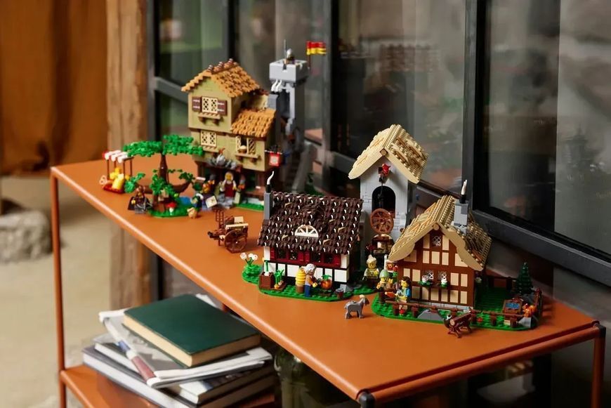 Блоковий конструктор LEGO Icons Середньовічна міська площа (10332) 613500 фото