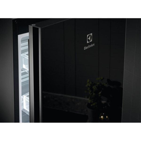 Холодильник з морозильною камерою Electrolux LNT7ME36K2 041100 фото