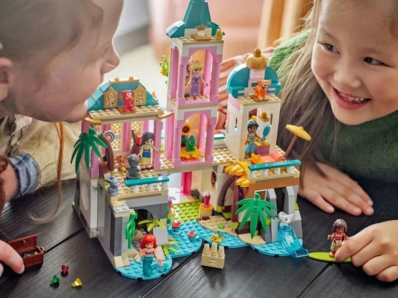 Блоковий конструктор LEGO Disney Замок принцеси та королівські улюбленці (43267) 613373 фото