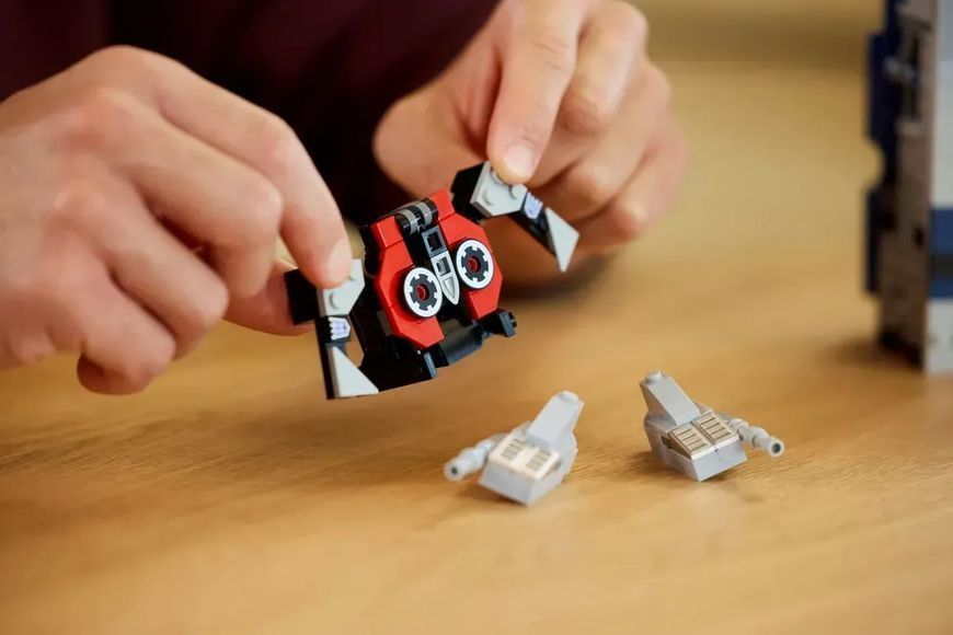 Блочный конструктор LEGO Icons Трансформеры: Саундвейв (10358) 613445 фото