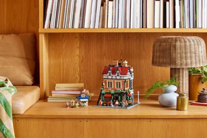 Блоковий конструктор LEGO Icons Тюдорівський куточок (10350) 613496 фото