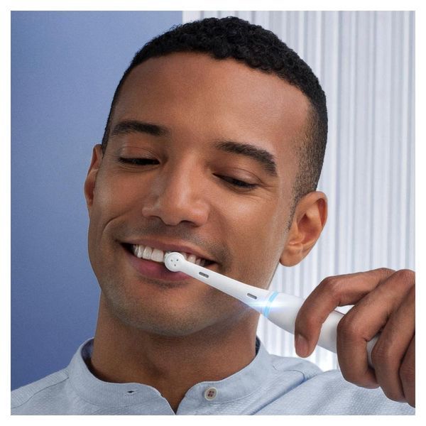 Электрическая зубная щетка Oral-B iO Series 7 Connected Rechargeable Electric Toothbrush White Alabaster (IO7 M7.2A1.1B WT) 012807 фото