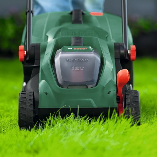 Акумуляторна косарка BOSCH Rotak18V-32 06008B9P01, 32 см, подрібнення, 18 В, безщітковий двигун, кошик 35 л, без акумулятора 2113329 фото