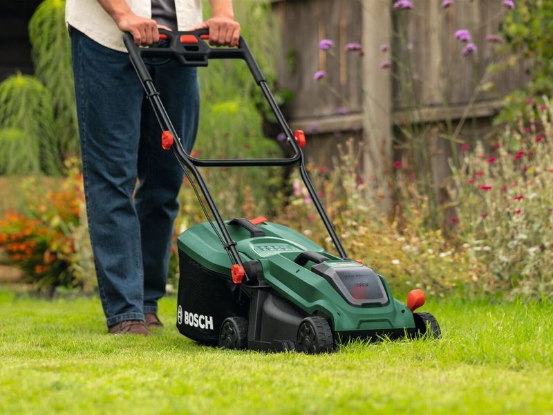 Акумуляторна косарка BOSCH Rotak18V-32 06008B9P01, 32 см, подрібнення, 18 В, безщітковий двигун, кошик 35 л, без акумулятора 2113329 фото