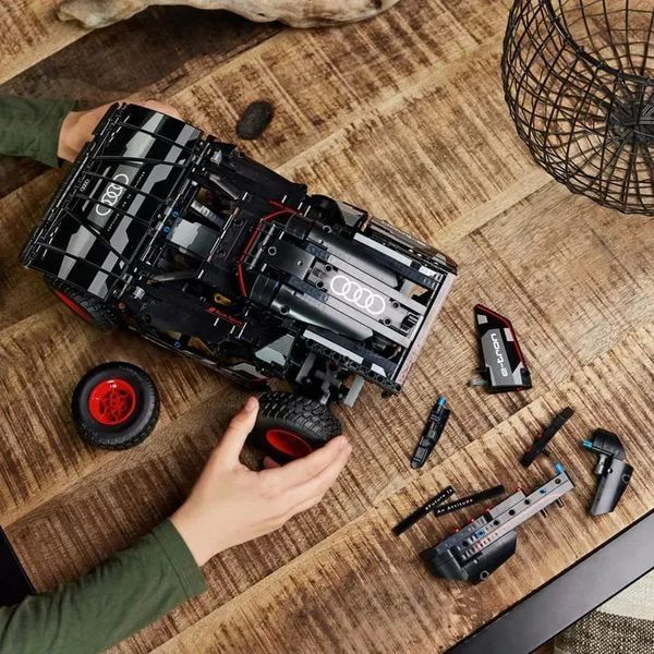 Авто-конструктор LEGO Technic Audi RS Q e-tron (42160) 613424 фото