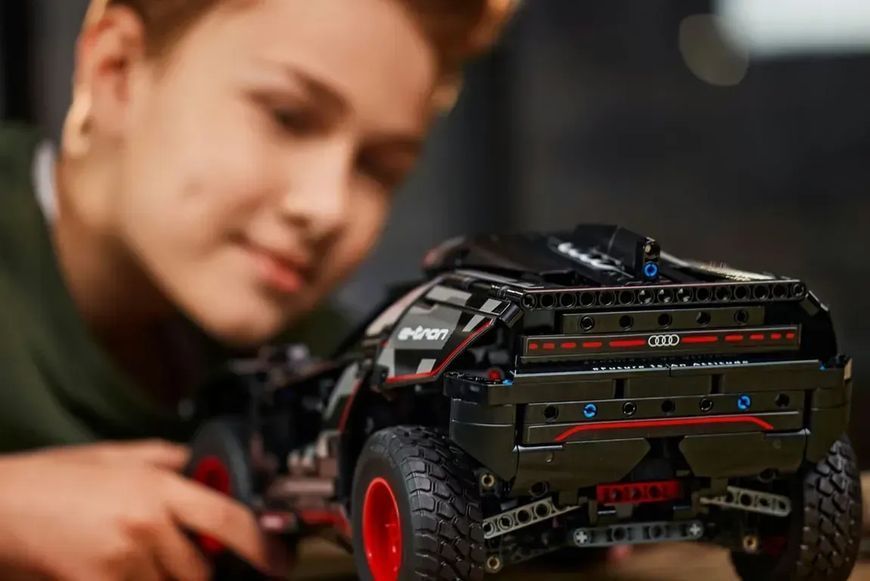 Авто-конструктор LEGO Technic Audi RS Q e-tron (42160) 613424 фото