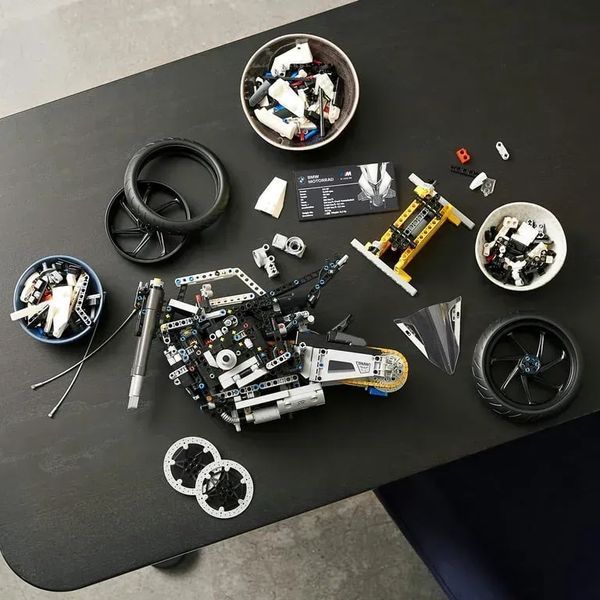 Авто-конструктор LEGO Technic BMW M 1000 RR (42130) 613485 фото