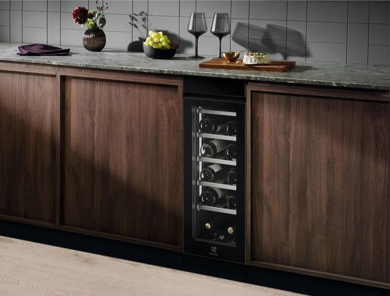 Винна шафа Electrolux EWUS018B7B 603716 фото