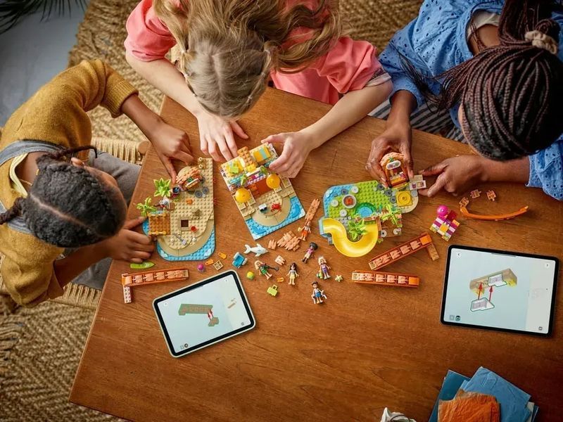 Блоковий конструктор LEGO Friends Пляжний курорт для сімейного відпочинку (42673) 613382 фото