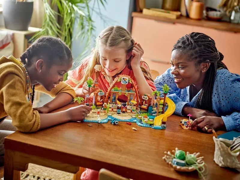 Блоковий конструктор LEGO Friends Пляжний курорт для сімейного відпочинку (42673) 613382 фото