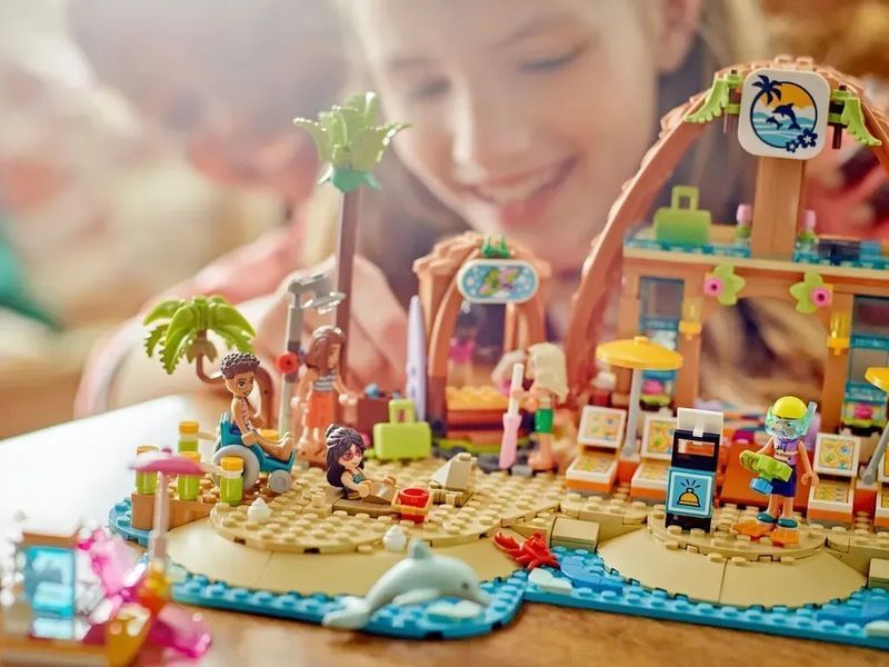 Блоковий конструктор LEGO Friends Пляжний курорт для сімейного відпочинку (42673) 613382 фото
