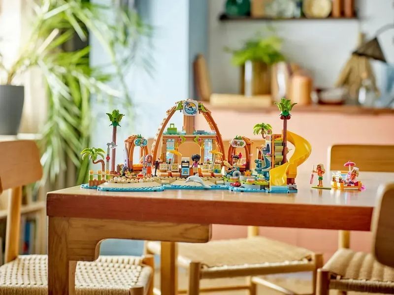 Блоковий конструктор LEGO Friends Пляжний курорт для сімейного відпочинку (42673) 613382 фото
