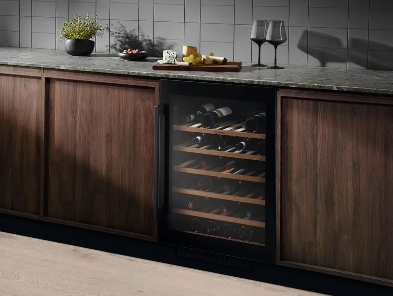 Винный шкаф Electrolux EWUS052B5B 603718 фото