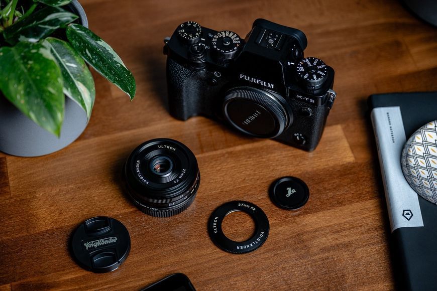 Об'єктив VOIGTLANDER Ultron 27 mm f/2.0 для Fujifilm X Чорний 2117025 фото