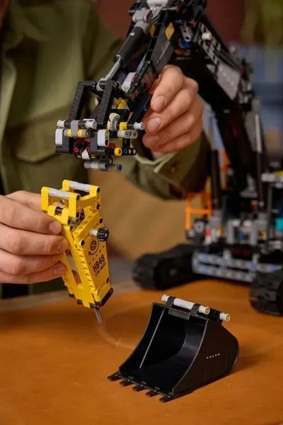 Блочный конструктор LEGO Technic Экскаватор Volvo EC500 Hybrid (42215) 613515 фото