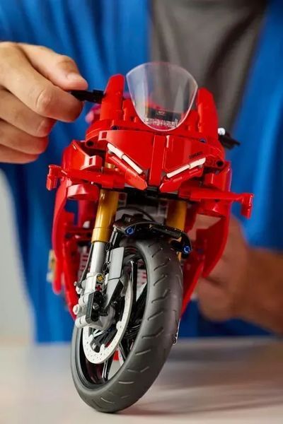 Блоковий конструктор LEGO Technic Мотоцикл Ducati Panigale V4 S 1603 деталі (42202) 613450 фото