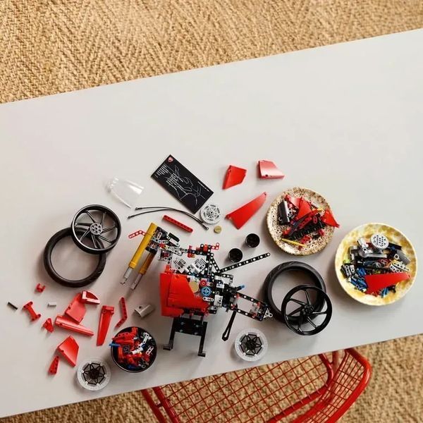 Блоковий конструктор LEGO Technic Мотоцикл Ducati Panigale V4 S 1603 деталі (42202) 613450 фото
