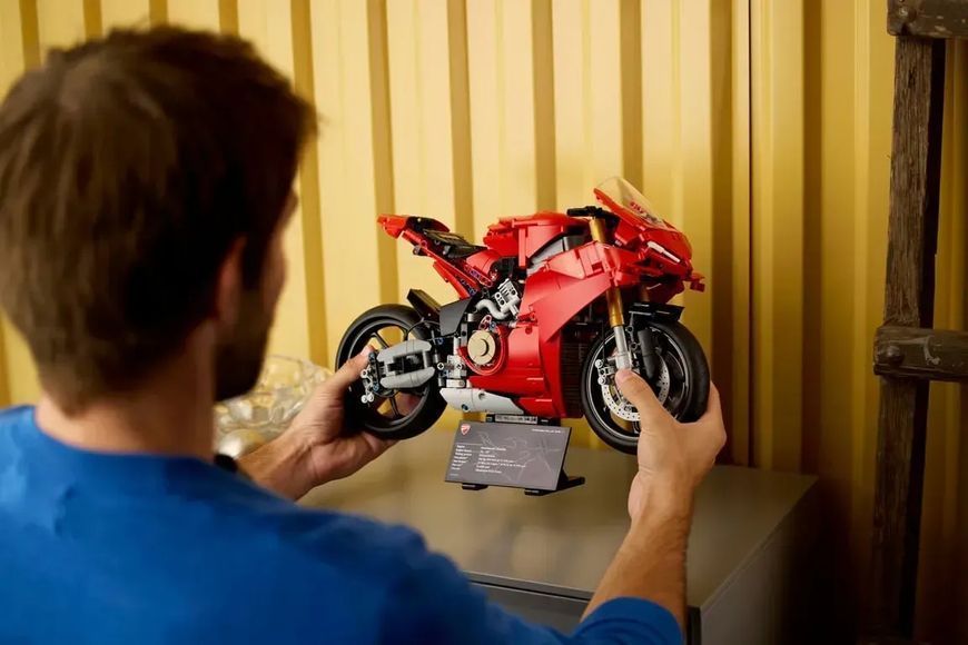 Блоковий конструктор LEGO Technic Мотоцикл Ducati Panigale V4 S 1603 деталі (42202) 613450 фото
