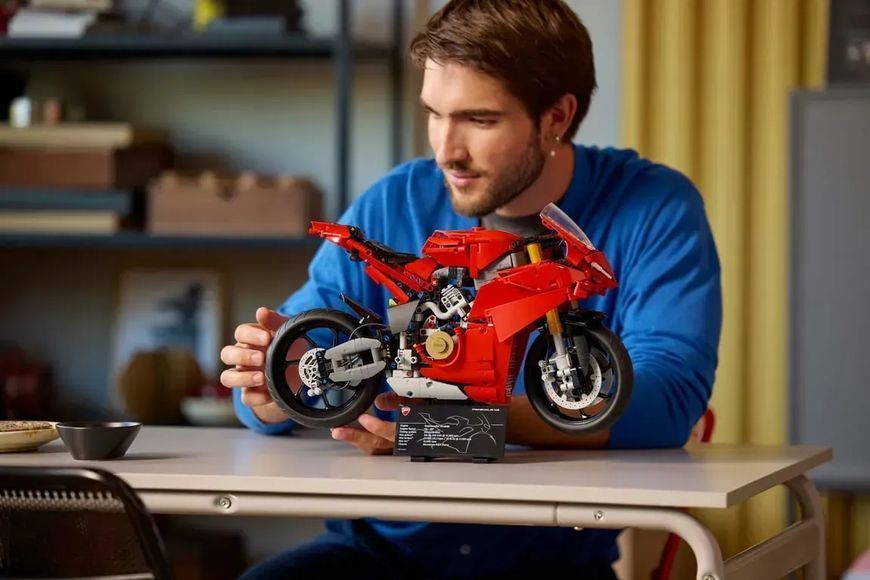 Блоковий конструктор LEGO Technic Мотоцикл Ducati Panigale V4 S 1603 деталі (42202) 613450 фото