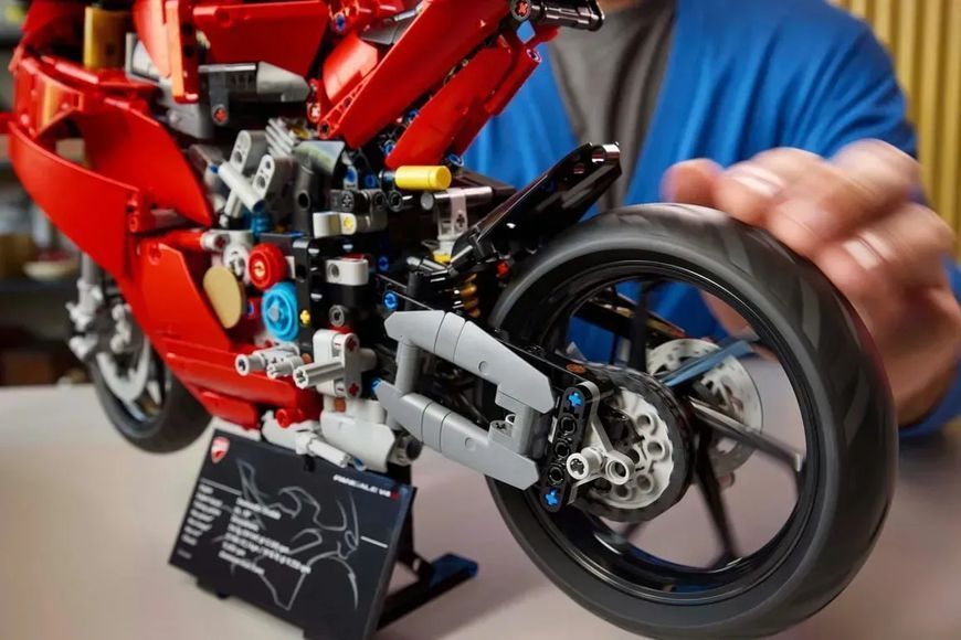 Блоковий конструктор LEGO Technic Мотоцикл Ducati Panigale V4 S 1603 деталі (42202) 613450 фото