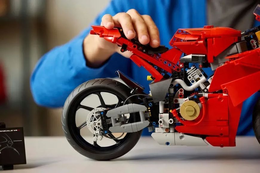Блоковий конструктор LEGO Technic Мотоцикл Ducati Panigale V4 S 1603 деталі (42202) 613450 фото