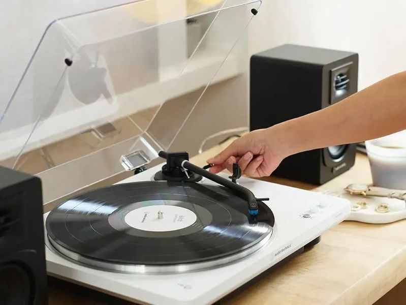 Проигрыватель виниловых дисков Audio-Technica AT-LP70XBT White-Silver 609874 фото