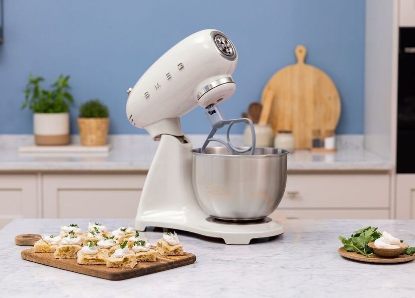 Планетарний кухонний комбайн SMEG SMF05CREU 1000 Вт кремовий 1242466 фото