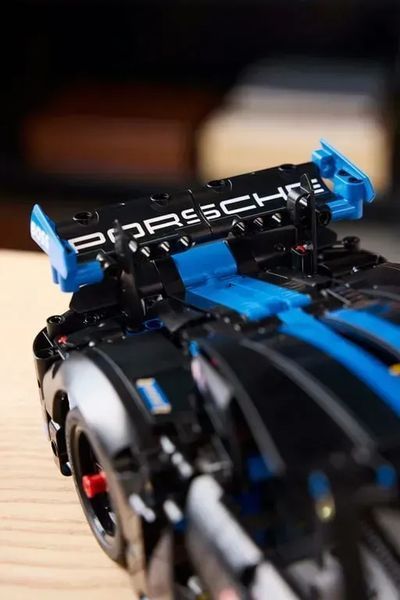 Авто-конструктор LEGO Technic Автомобіль для перегонів Porsche GT4 e-Performance (42176) 613421 фото