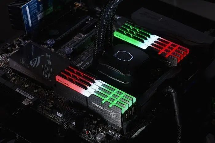 Память для настольных компьютеров G.Skill 32 GB (2x16GB) DDR4 3600 MHz Trident Z RGB (F4-3600C16D-32GTZRC) 026459 фото