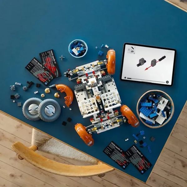 Блочный конструктор LEGO Лунный автомобиль NASA Apollo (42182) 613472 фото