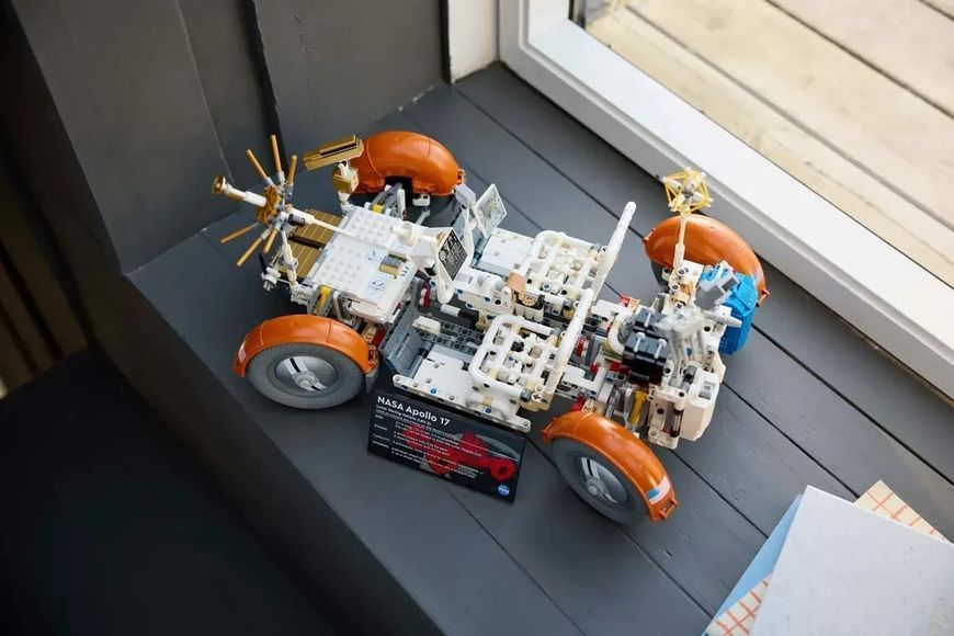 Блочный конструктор LEGO Лунный автомобиль NASA Apollo (42182) 613472 фото