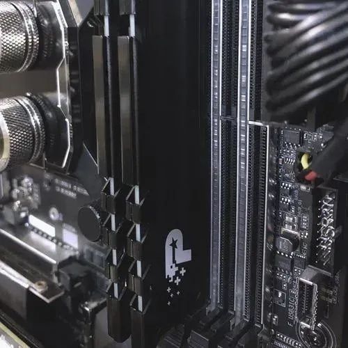 Пам'ять для настільних комп'ютерів Patriot 16 GB (2x8GB) DDR4 3200 MHz Signature Line Premium (PSP416G3200KH1) 340399 фото