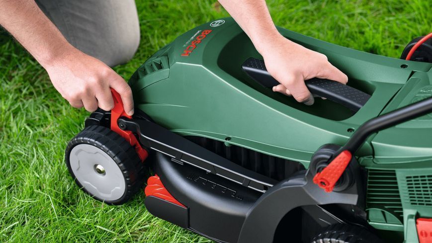 Електрична газонокосарка BOSCH UniversalRotak 34-405 1300 Вт 340 мм 1185677 фото