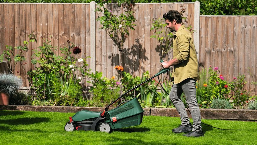Електрична газонокосарка BOSCH UniversalRotak 34-405 1300 Вт 340 мм 1185677 фото